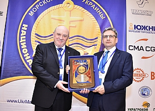 Managing Director, Captain Boris Ezri & Deputy Managing Director, Sergey Khlopkov accept the award